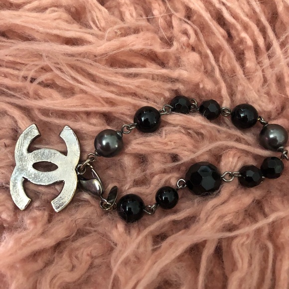 CHANEL-AUTHENTIC 2010 Resin & Faux Pearl BRACELET - Picture 10 of 12